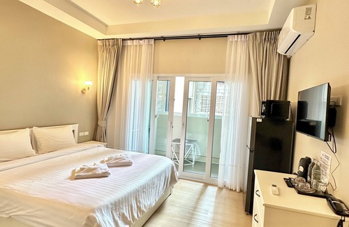 South Pattaya Hotel | Modern Studio 50m from Jomtien Beach, Free WiFi & Balcony