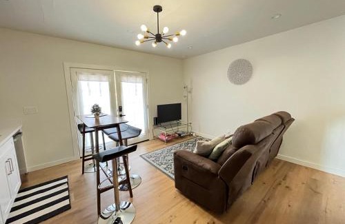 Marysville Complejo | Modern Studio in MarysVille A Forest Haven