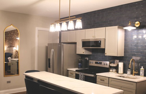 East Dundee Apartamento | Modern studio loft located in the heart of the Culinary District in East Dundee!