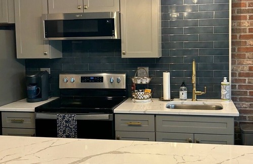 East Dundee Apartamento | Modern studio loft located in the heart of the Culinary District in East Dundee!