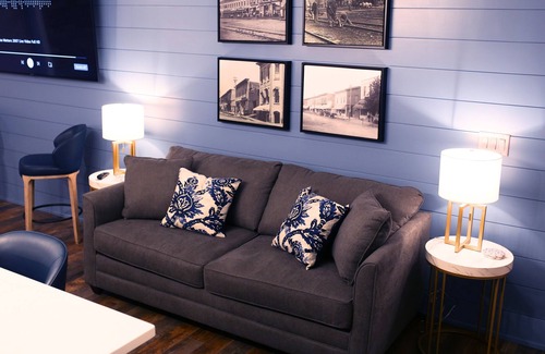 East Dundee Apartamento | Modern studio loft located in the heart of the Culinary District in East Dundee!