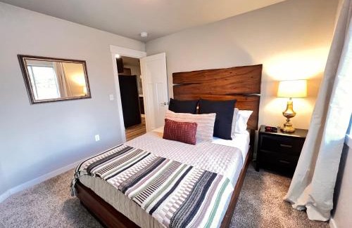 Spokane Valley Casa | Modern Style KING bed Free Wi-Fi with Garage