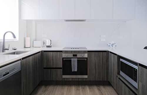 Sunnyhills Casa | Modern Sunnyhills Town House | Wi-Fi & Netflix