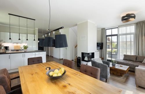 Hohenkirchen Casa | Modern thatched roof house "Haus Meeresuchten" with fireplace and sauna near the beach