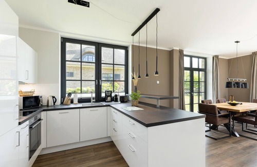 Hohenkirchen Casa | Modern thatched roof house "Haus Seeblick" with fireplace and sauna near the beach