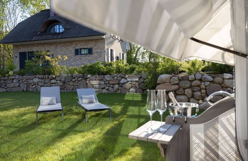 Hohenkirchen Casa | Modern thatched roof house "Haus Seerose" with fireplace and sauna near the beach