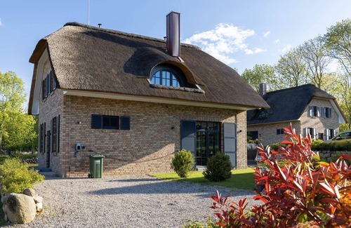 Hohenkirchen Casa | Modern thatched roof house "Haus Seerose" with fireplace and sauna near the beach