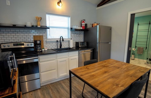 Canyon Lake Casa | Colina moderna, pequeña casa de campo con loft cerca del río Guadalupe y el lago Canyon.