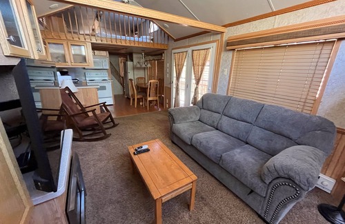 Almont Cabina | Cabina moderna "Chalet" en Taylor río