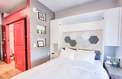 University District Casa | ⭐ Modern Tiny Studio 🌃 Free Parking, Hot Tub, Fitness Center, TV, WiFi, & More!