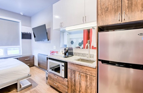 University District Casa | ⭐ Modern Tiny Studio 🌃 Free Parking, Hot Tub, Fitness Center, TV, WiFi, & More!