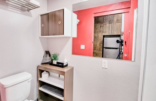 University District Casa | ⭐ Modern Tiny Studio 🌃 Free Parking, Hot Tub, Fitness Center, TV, WiFi, & More!