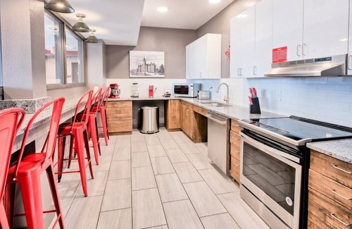 Old North Columbus Casa | ⭐Modern Tiny Studio 🌃 Free Parking, Hot Tub, Fitness Center, TV, WiFi, & More!