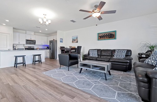 Sanford Casa | Modern Townhome w/Pool & Private Gym / Boombah Sports / SFB Airport / DT Sanford