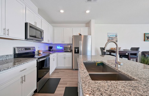 Sanford Casa | Modern Townhome w/Pool & Private Gym / Boombah Sports / SFB Airport / DT Sanford