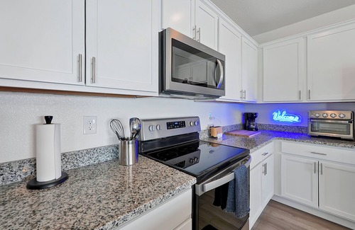 Sanford Casa | Modern Townhome w/Pool & Private Gym / Boombah Sports / SFB Airport / DT Sanford