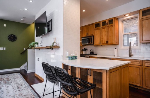 Bucktown Casa | Modern Townhome With King Suite & Private Patio