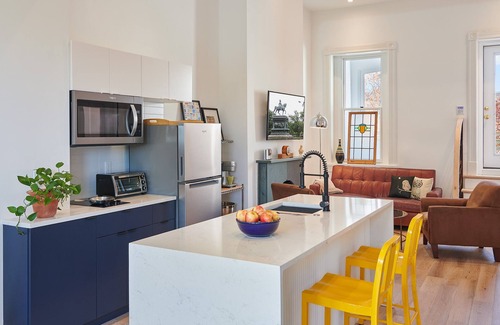 Logan Circle Apartamento | Modern Treetop Oasis in Historic Home on Logan Circle.