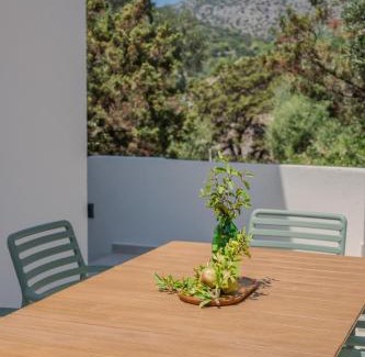 Skrivena Luka Apartamento | Modern two bedroom seafront oasis