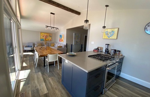 Baddow Cabaña | Modern upscale cottage overlooking Balsam Lake.