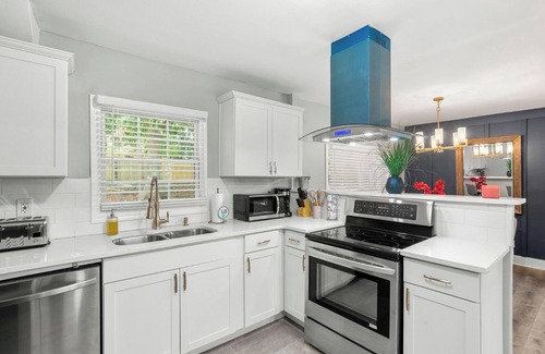 Candler-McAfee Casa | Modern Urban Retreat in Decatur By Deity Villas