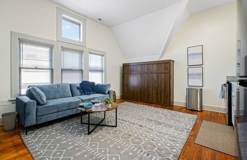 Hough Apartamento | Modern Victorian Studio: Steps to Cleveland Clinic