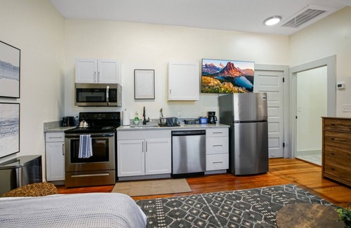 Hough Apartamento | Modern Victorian Studio: Steps to Cleveland Clinic