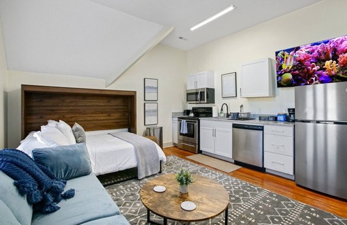 Hough Apartamento | Modern Victorian Studio: Steps to Cleveland Clinic