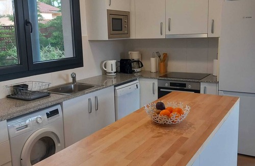 Mas Pinell Villa | Villa moderna en la Costa Brava, piscina privada, jardín, playa 300m, golf 5km.