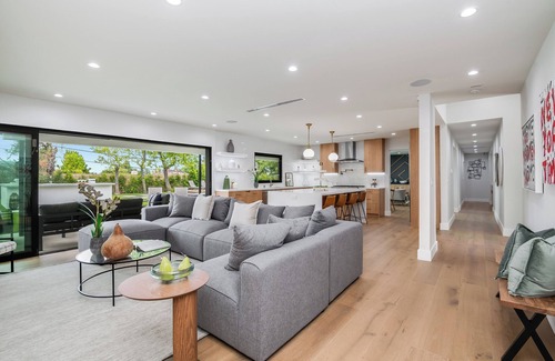 Woodland Hills Villa | MODERN VILLA POOL BASKETBALL COURT