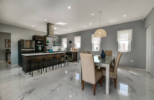 Sabana Liber Villa | Modern Villa with Private pool - brand new & clean -sleeps 6