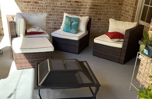 Covington Casa | Modern w/firepit, super close to great hiking trails and a beautiful lake .