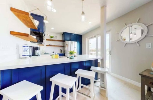 Port Isabel Apartamento | Modern Waterfront Escape with a Deck & BBQ Grill