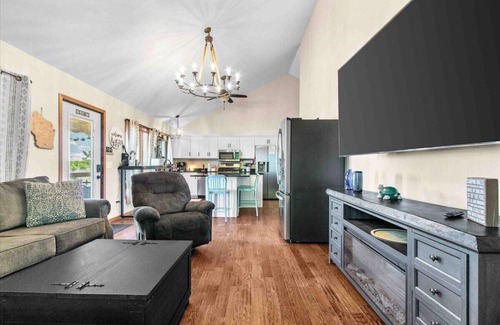 Necedah Casa | Modern Waterfront Getaway on the Wisconsin River – Between Castle Rock & Lake Petenwell