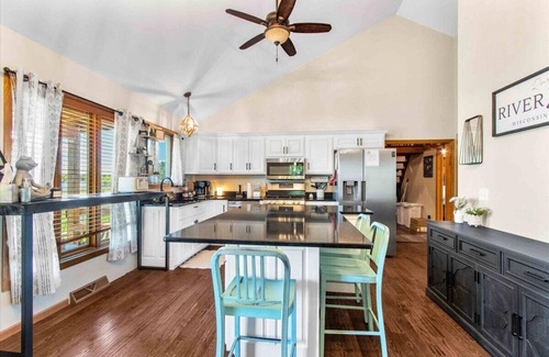 Necedah Casa | Modern Waterfront Getaway on the Wisconsin River – Between Castle Rock & Lake Petenwell