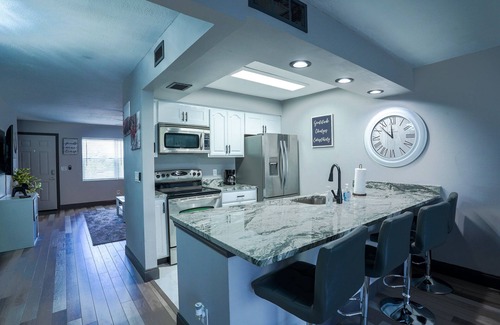 Tampa Condominio | Modern Waterview 2BR Condo Mins From Airport