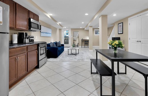 Brightwood Park Apartamento | Modern & XL 1 Bed w/ housekeeping included near Sherman Circle Park!