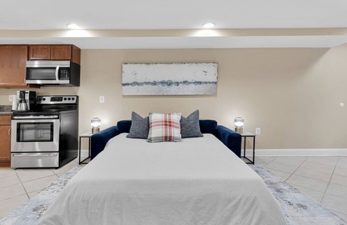 Brightwood Park Apartamento | Modern & XL 1 Bed w/ housekeeping included near Sherman Circle Park!