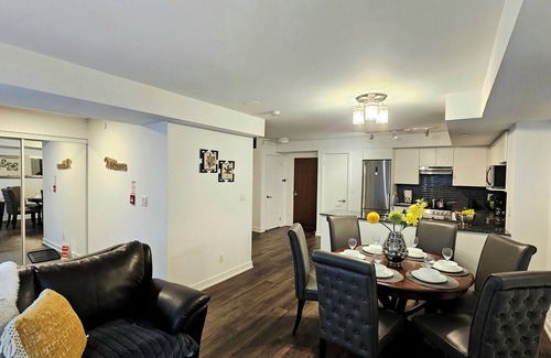 Lawrence Heights Apartamento | Modern Yorkdale Condo 2BR/Den -Yorkdale Mall Vibrant Toronto