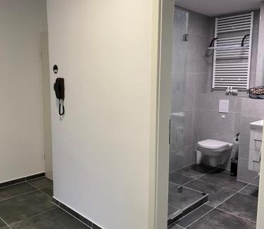 Merzig Apartamento | Moderne 2 Zimmer Wohnung Küche und Bad im Zentrum