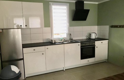 Gotz Apartamento | Moderne Ferienwohnungen mit Terrasse, Pool, Wallbox & Spielplatz in den Götzer Bergen - ideal für Ihren Berlin-Besuch und auch für Gruppen bis zu 40 Personen geeignet