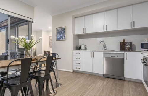 Bassendean Apartamento | Modernista Getaway: Your Airport Retreat