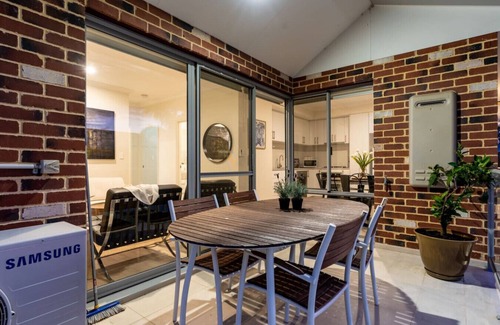 Bassendean Apartamento | Modernista Getaway: Your Airport Retreat