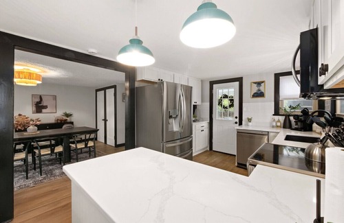 Medina Apartamento | Modernized Historical Home in Downtown Medina w/Hot Tub