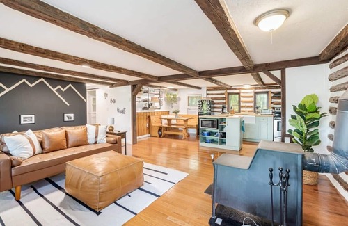 Berkeley Springs Chalet De Esquí | Modernized Log Cabin w Hot Tub, Fire Pit & Views!