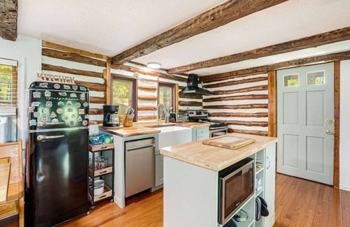 Berkeley Springs Chalet De Esquí | Modernized Log Cabin w Hot Tub, Fire Pit & Views!