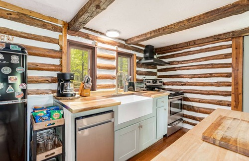 Berkeley Springs Chalet De Esquí | Modernized Log Cabin w Hot Tub, Fire Pit & Views!