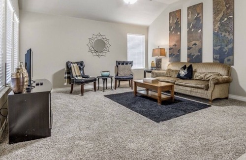 Edmond Casa | Modernized Stylish 3 Bedroom in Edmond close to shopping, dining & entertainment