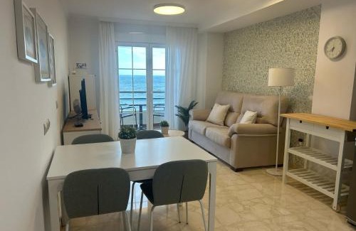 Caleta de Velez Apartamento | Moderno Apartamento en primera linea de playa con terraza y vistas al mar- Caleta del Puerto