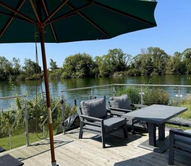 South Cerney Casa | Molly's Lodge - Cotswolds Lakeside Lodge